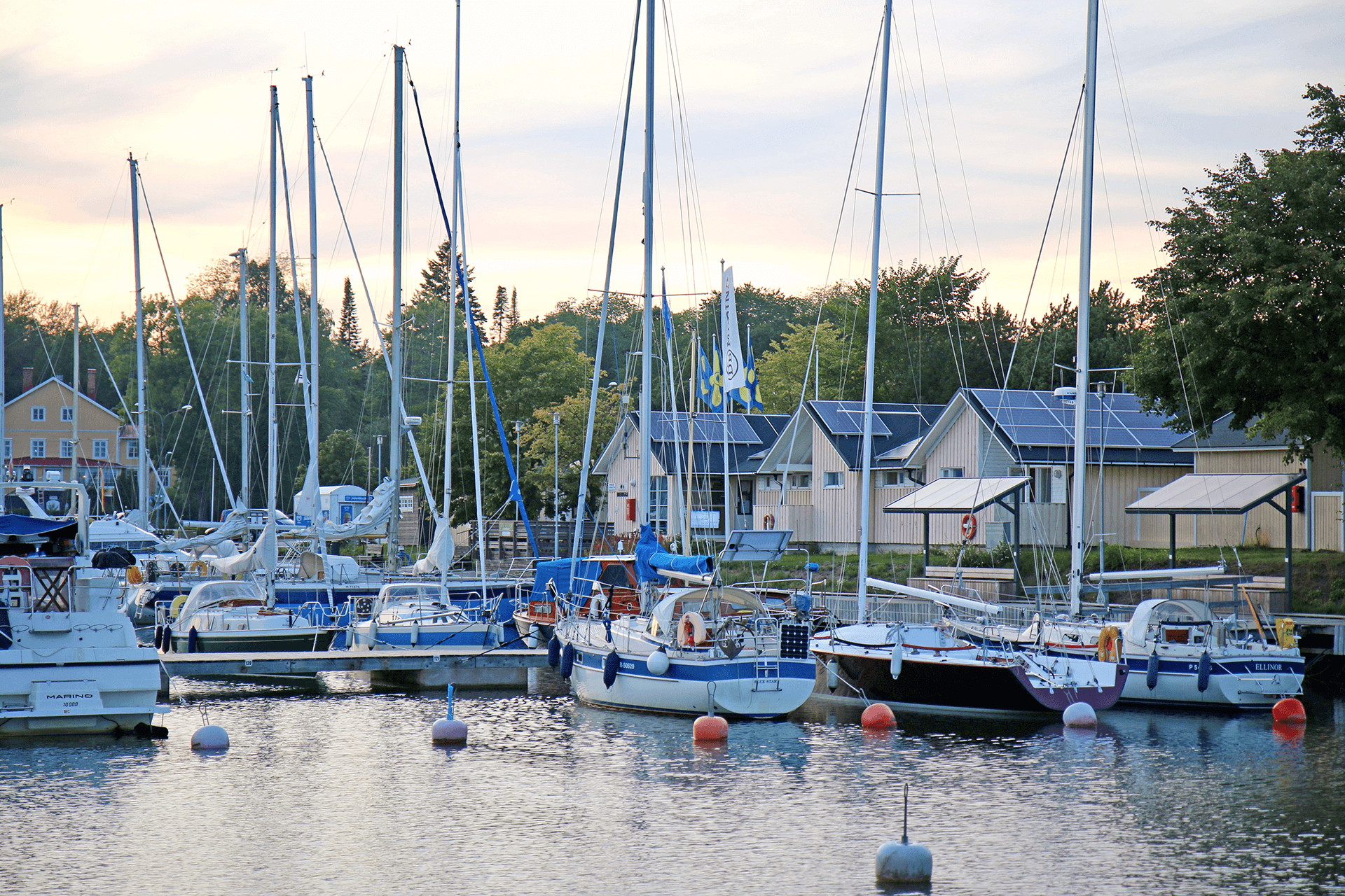 Segelbåtar vid kaj i gästhamn
